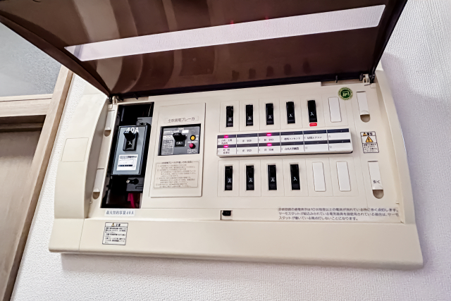 開いた家庭用分電盤の内部