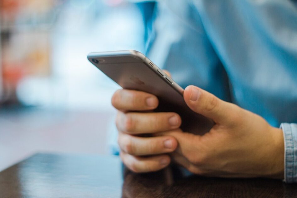 スマホでメッセージを打つ手元