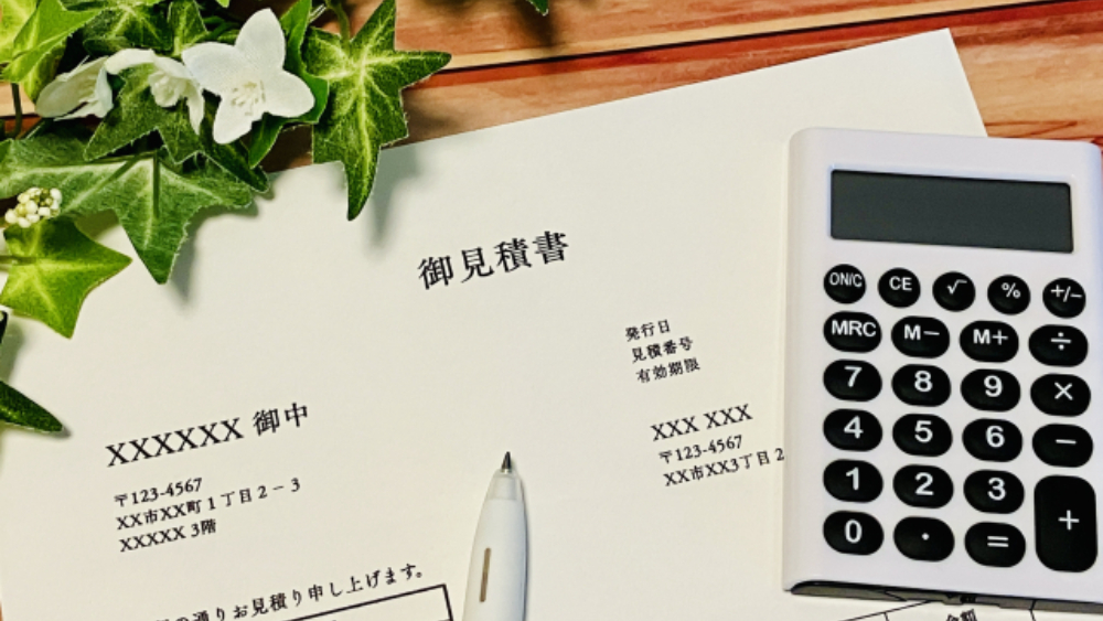 見積書と白い電卓と白いペン