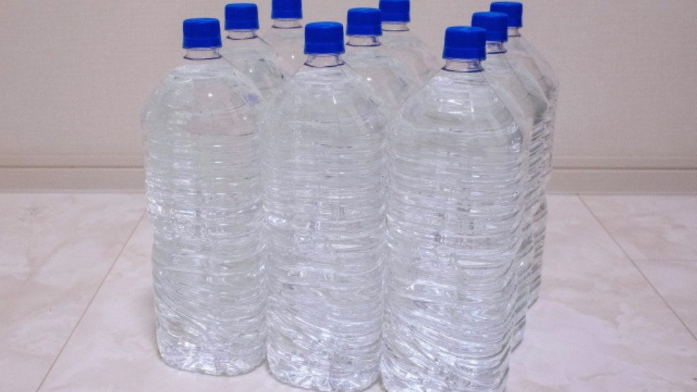水の入ったペットボトル