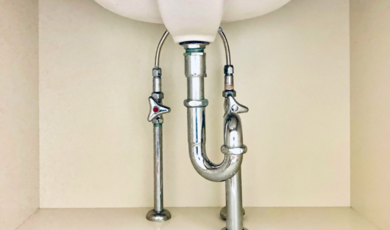 排水トラップ部分の写真(S字型の配管)