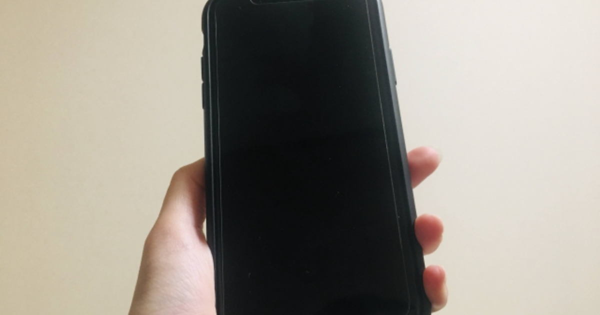 スマホで天井のシミを撮っている手元